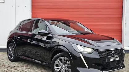 Zwart Occasion 2021 Peugeot e-208 Active Hatchback | € 13.950 (Eerlijke prijs)