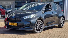 Zwart Gebruikt 2023 Toyota Yaris Hybrid Hatchback | € 23.900 (Eerlijke prijs)