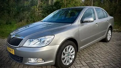 Bruin Gebruikt 2011 Skoda Octavia Ambition Hatchback | € 5.750 (Eerlijke prijs)