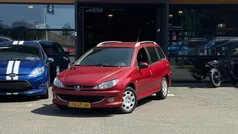 Rood, metallic lak Gebruikt 2006 Peugeot 206 Stationwagen | € 1.750 (Eerlijke prijs)
