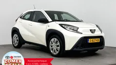 Wit Gebruikt 2023 Toyota Aygo Play Hatchback | € 16.999 (Eerlijke prijs)