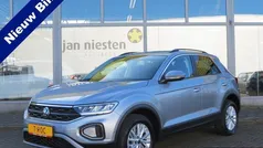 Grijs Gebruikt 2023 VW T-Roc Life SUV | € 26.950 (Eerlijke prijs)
