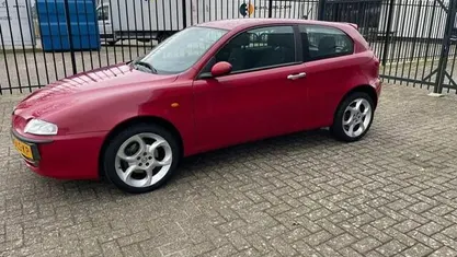 Rood Gebruikt 2003 Alfa Romeo 147 Distinctive Hatchback | € 1.795 (Eerlijke prijs)