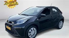 Zwart Gebruikt 2024 Toyota Aygo Play Hatchback | € 17.900 (Eerlijke prijs)
