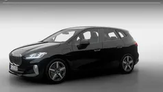 Saphirschwarz metallic (zwart metallic) Nieuw 2025 BMW 225 Active Tourer Luxury Line MPV | € 55.274 (Eerlijke prijs)