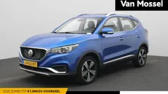 Blauw, metallic lak Gebruikt 2020 MG ZS Luxury Sedan | € 14.995 (Eerlijke prijs)