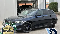 Zwart Gebruikt 2023 BMW 330e M Sport Stationwagen | € 39.950 (Eerlijke prijs)