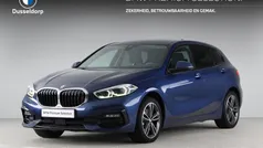 Blauw, metallic lak Gebruikt 2021 BMW 118 Sport Line Hatchback | € 24.900 (Eerlijke prijs)