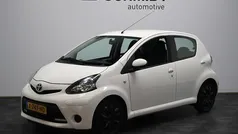 Wit (metallic) Gebruikt 2012 Toyota Aygo Hatchback | € 5.495 (Eerlijke prijs)