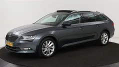 Grijs, metallic lak Gebruikt 2018 Skoda Superb Ambition Stationwagen | € 14.900 (Goede deal)