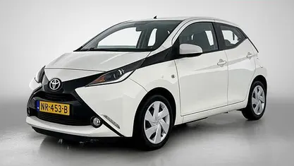 Wit Gebruikt 2017 Toyota Aygo X-play Hatchback | € 10.495 (Eerlijke prijs)