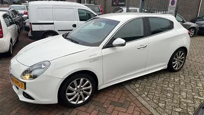 Wit (metallic) Occasion 2010 Alfa Romeo Giulietta Distinctive Hatchback | € 3.250 (Eerlijke prijs)