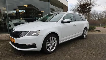 Wit Occasion 2019 Skoda Octavia Business Line Stationwagen | € 18.900 (Eerlijke prijs)