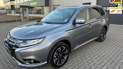 Grijs Gebruikt 2015 Mitsubishi Outlander P-HEV Edition SUV | € 14.999 (Eerlijke prijs)