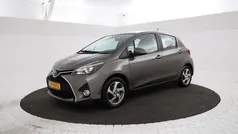 Grijs, metallic lak Gebruikt 2016 Toyota Yaris Trend Hatchback | € 9.995 (Goede deal)