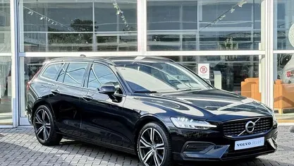 Zwart Occasion 2021 Volvo V60 Momentum Stationwagen | € 26.645 (Eerlijke prijs)