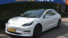 Wit, metallic lak Gebruikt 2020 Tesla Model 3 Standard Range Sedan | € 17.450 (Eerlijke prijs)