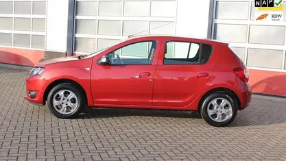 Rood Occasion 2015 Dacia Sandero Anniversary Hatchback | € 5.950 (Eerlijke prijs)