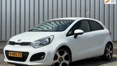 Wit, metallic lak Gebruikt 2015 Kia Rio 2 Hatchback | € 6.749 (Eerlijke prijs)