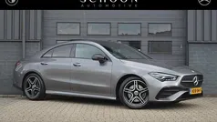 Grijs, metallic lak Gebruikt 2024 Mercedes CLA200 AMG line Sedan | € 39.950 (Eerlijke prijs)