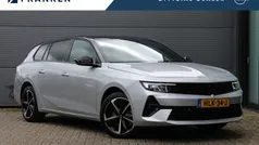 Grijs, metallic lak Gebruikt 2024 Opel Astra Stationwagen | € 31.400 (Goede deal)