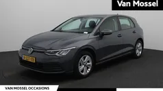 Grijs Gebruikt 2022 VW Golf VIII Life Hatchback | € 18.900 (Goede deal)