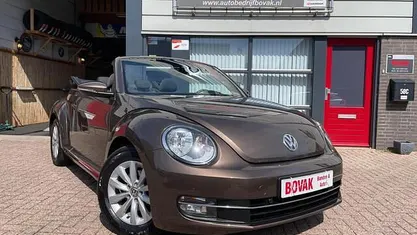 Bruin (metallic) Gebruikt 2015 VW Beetle Design Cabriolet | € 14.500 (Goede deal)