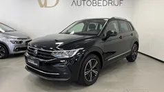 Zwart Gebruikt 2023 VW Tiguan Active SUV | € 31.950 (Eerlijke prijs)