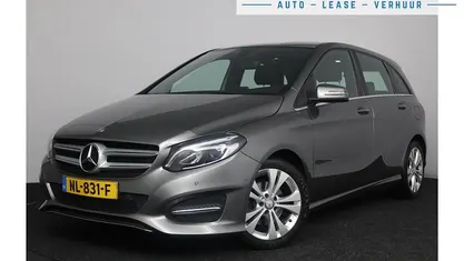 Grijs Gebruikt 2017 Mercedes B180 Ambition MPV | € 15.900 (Eerlijke prijs)