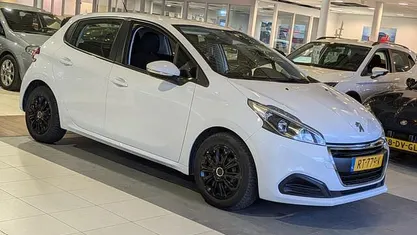 Wit Occasion 2018 Peugeot 208 Active Hatchback | € 8.744 (Eerlijke prijs)