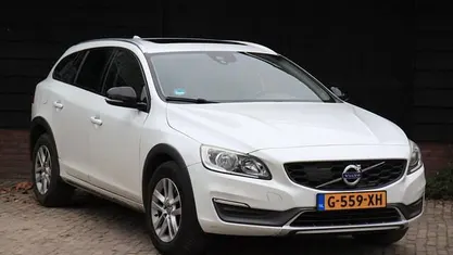 Wit (metallic) Gebruikt 2015 Volvo V60 CC Business Edition Stationwagen | € 9.750 (Goede deal)