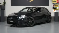 Zwart, metallic lak Gebruikt 2022 Mercedes A200 AMG Hatchback | € 32.950 (Eerlijke prijs)