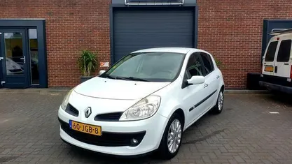 Occasion Renault Clio II Collection 101 PK (74 kW) 2009 Wit Hatchback