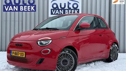 Occasion 2022 Fiat 500e Red Hatchback | € 14.750 (Super prijs)