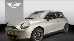 Grijs, metallic lak Nieuw 2025 Mini Cooper Hatchback | € 28.900 (Super prijs)