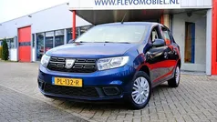 Blauw (metallic) Gebruikt 2017 Dacia Sandero Ambiance Hatchback | € 6.950 (Eerlijke prijs)