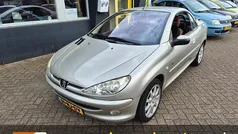 Grijs Gebruikt 2003 Peugeot 206 CC Roland Garros Cabriolet | € 2.340 (Eerlijke prijs)