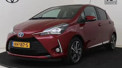 Rood Occasion 2017 Toyota Yaris Hybrid Premium Hatchback | € 16.450 (Eerlijke prijs)
