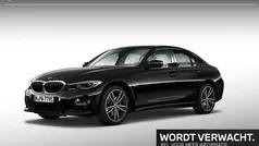 Zwart Gebruikt 2021 BMW 330 Comfort Edition Sedan | € 39.900 (Eerlijke prijs)