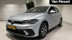 Grijs, metallic lak Gebruikt 2023 VW Polo Life Hatchback | € 21.900 (Eerlijke prijs)