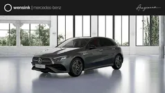 Grijs, metallic lak Nieuw 2025 Mercedes A250 AMG line Hatchback | € 43.507 (Goede deal)