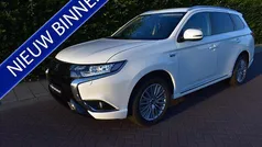Wit, metallic lak Gebruikt 2020 Mitsubishi Outlander Intense SUV | € 21.980 (Goede deal)