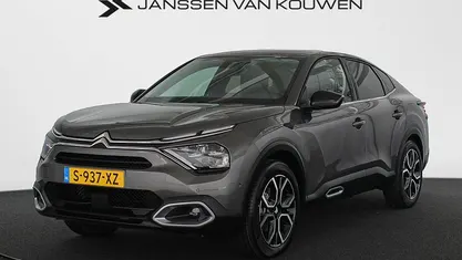 Grijs Gebruikt 2023 Citroën e-C4 Shine Sedan | € 21.745 (Eerlijke prijs)