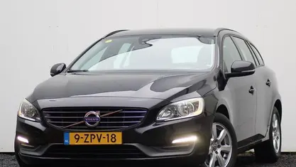 Zwart (metallic) Gebruikt 2014 Volvo V60 Momentum Stationwagen | € 6.900 (Eerlijke prijs)
