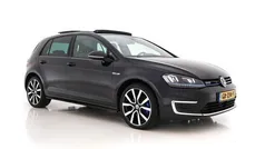Deep black (zwart metallic) Gebruikt 2015 VW Golf VII Executive Stationwagen | € 11.445 (Eerlijke prijs)