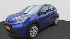 Blauw, metallic lak Gebruikt 2024 Toyota Aygo Play Hatchback | € 17.950 (Eerlijke prijs)