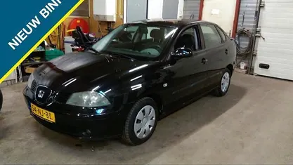 Zwart Gebruikt 2003 Seat Cordoba Sedan | € 999 (Eerlijke prijs)