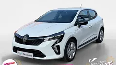 Wit Gebruikt 2023 Renault Clio V Evolution Hatchback | € 17.435 (Eerlijke prijs)
