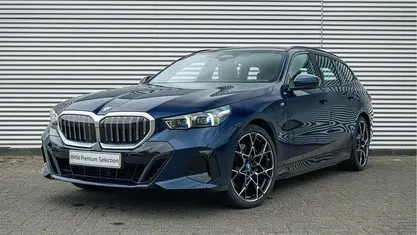 Blauw Gebruikt 2025 BMW 550e M Sport Stationwagen | € 89.950 (Eerlijke prijs)