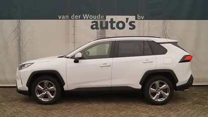 Wit Occasion 2021 Toyota RAV4 Style SUV | € 25.900 (Eerlijke prijs)